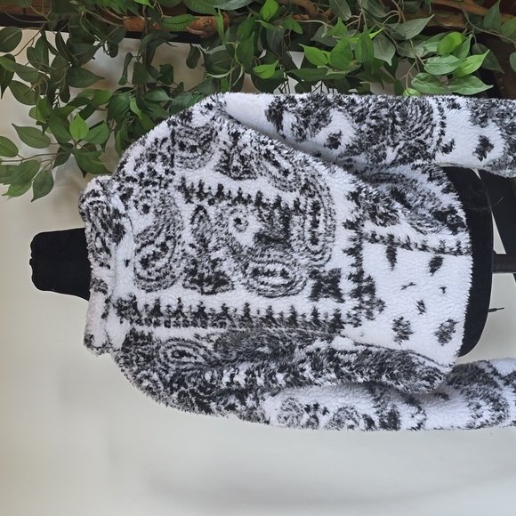 VENUS Monochrome Sherpa Size Small Jacket - Picture 3 of 7